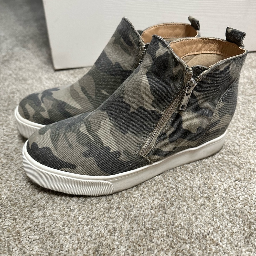 Camo wedge sneakers 7 1-2